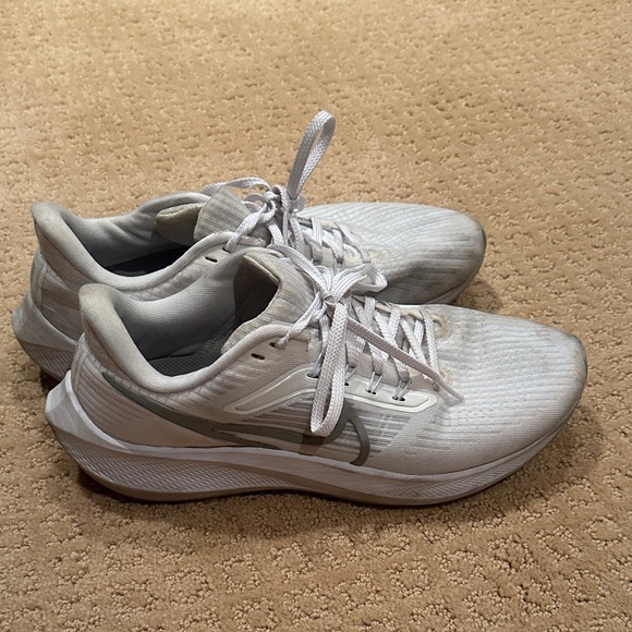 White and Gray Nike Athletic Sneakers Pegasus 40 - Picture 1 of 3